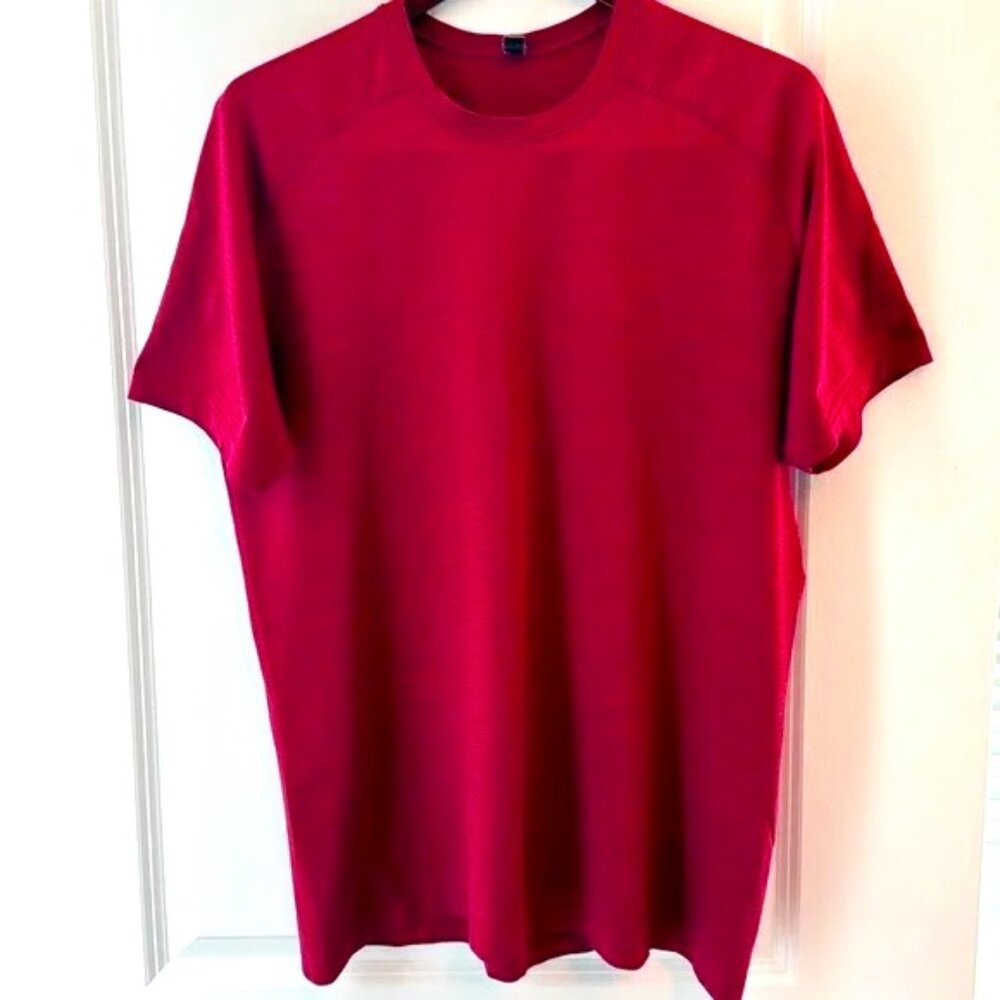 Lululemon Metal Vent Tech Short Sleeve Shirt - Size Large - Color is Violet Red
